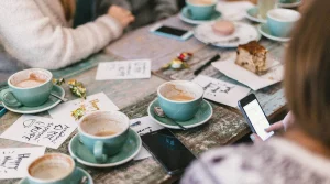 Fondo de banner de 'Conóceme' con gente tomando un café